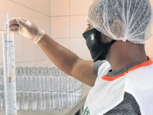 Fábrica Escola de cana-de-açúcar de Barbalha produz e doa álcool 70% no Cariri