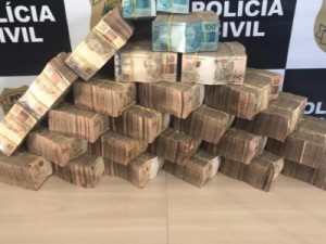 Polícia encontra mais de R$ 1 milhão em espécie dentro de apartamento ligado ao tráfico em SC