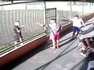 Dupla armada invade campo de futebol e mata adolescente, em Fortaleza