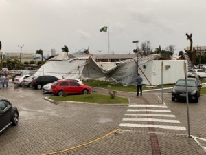 Formação de 'ciclone bomba' e passagem de tempestades provocam ao menos 3 mortes em SC