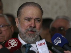 Aras defende no STF que Bolsonaro seja questionado sobre como prefere prestar depoimento