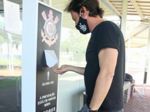 Corinthians volta a ter três meses de salários atrasados; diretor diz que não teme perder jogadores