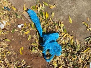 População denuncia falta de estrutura e lixo ao redor de unidade de testes para Covid, em Barbalha