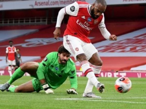 Liverpool perde para o Arsenal e não tem mais chance de bater o recorde de pontos no Inglês