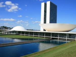 Militares temem movimento de Bolsonaro para prolongar permanência de Pazuello na Saúde