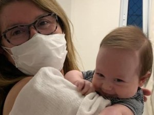 "Avós da pandemia" relatam primeiro encontro com os netos recém-nascidos no Ceará