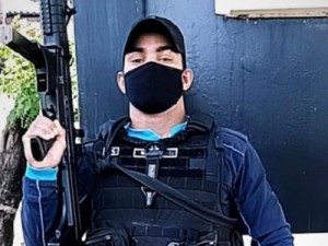 CE Policial resgata idosa e três crianças após casa incendiar e é internado após inalar fumaça