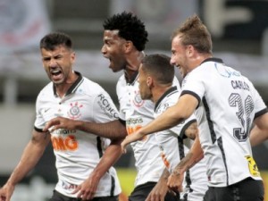Corinthians vence Dérbi e segue vivo no Paulistão; Palmeiras está classificado