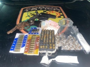 Família é presa com arma, munição e drogas escondidas em residência na Grande Fortaleza