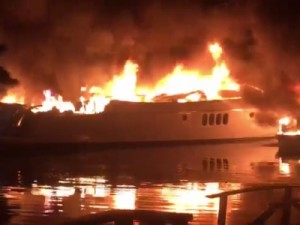 Cinco embarcações pegam fogo em condomínio em Angra dos Reis