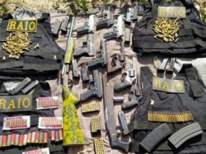Polícia a apreende onze armas, coletes, carregadores e mais de 400 munições enterradas em Aquiraz