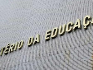 MEC diz não saber quantos alunos da rede pública estão tendo aulas virtuais