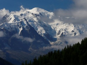 Calor provoca risco de desabamento da geleira de Grandes Jorasses no maciço do Mont Blanc