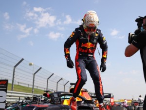 Com estratégia perfeita, Verstappen supera Mercedes e vence GP do 70º Aniversário