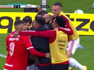 Inter vence o Santos, continua 100% e alcança líderes do Brasileirão