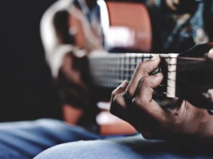 Congresso promulga MP Lei Aldir Blanc, auxílio de R$ 600 para artista informal