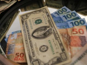 Dólar sobe mais de 1% e fecha em R$ 5,42 com receios no mercado