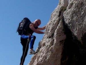 Famoso alpinista italiano se desequilibra e morre em escalada na Sardenha