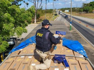 PRF aborda caminhoneiro apreende carga de cigarros contrabandeados no CE