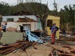 Tornados e tempestades com granizo deixam rastro de destruição em SC