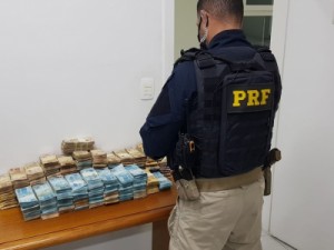 Polícia Rodoviária Federal apreende quase R$ 1 milhão em Audi na Dutra em Pinda