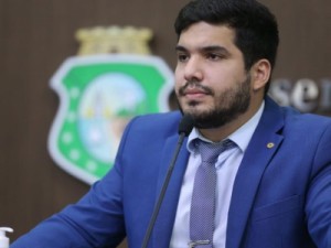 Deputados votam pela suspensão de André Fernandes por 30 dias