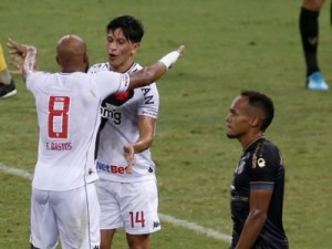 Com gols dos artilheiros do Brasileiro, Vasco faz 3 a 0 e assume a liderança