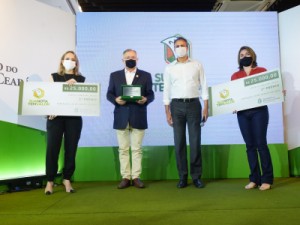 Vencedores do primeiro sorteio do Sua Nota Tem Valor recebem premiação do Governo do Ceará