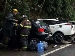 Acidente entre três carros na BR-262 mata um e deixa dois feridos