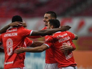 Inter abre mão da bola, recua para bater rival direto e mostra que pode sonhar no Brasileirão