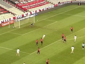 Mesmo com dois anulados, Fluminense vence Athletico com gol contra de Aguilar