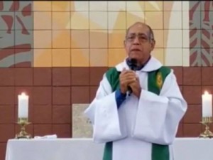 Padre deseja morte de fiéis que não frequentam igreja durante pandemia