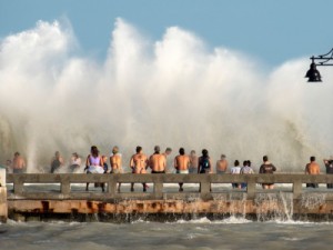 Tempestade Laura se transforma em furacão no Golfo do México e segue para os EUA