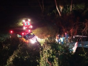 Acidente com ônibus de viagem deixa duas pessoas mortas e 21 feridas no Oeste de SC