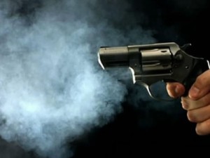 Jovem é assassinado com três tiros ao ser chamado por uma mulher