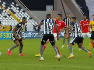 Inter vence o Botafogo e segue líder isolado em jogo com dois gols anulados pelo VAR