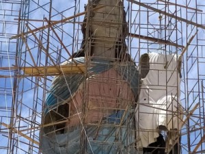 Estátua de Nossa Senhora da Penha em Campos Sales tem cabeça instalada; monumento será 4°maior do CE