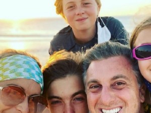 Luciano Huck comemora aniversário na Praia do Preá, no Ceará, ao lado da família