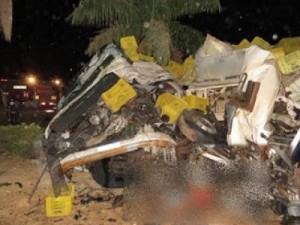Grave acidente entre caminhões com mortos e feridos na BR-020