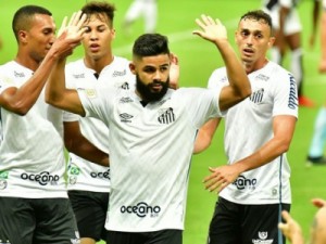 Santos quebra sequência de vitórias do Ceará em jogo com seis expulsões