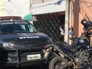 Idosa é mantida refém na própria casa por homem que fugia da polícia depois de assaltar ônibus, em Fortaleza