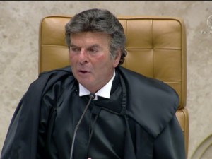 Fux diz em discurso de posse que não admitirá agressão ao STF e recuo no combate à corrupção