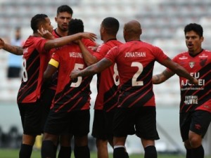 Athletico vence o clássico com o Coritiba e sai da zona de rebaixamento