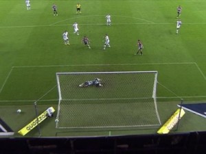 Santos e São Paulo empatam clássico com novato artilheiro, apagão e "minimíssil"