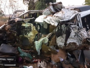 Acidente em MG entre entre caminhão e van deixa 12 mortos e 1 ferido