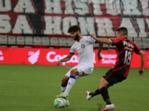 Santos defende pênalti e assegura vitória do Athletico-PR sobre o Bahia na Arena da Baixada
