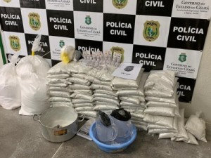 Polícia apreende em uma casa 120 kg de substâncias para misturar drogas em Fortaleza