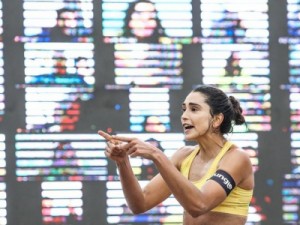 Jogadora de vôlei de praia, Carol Solberg é denunciada ao STJD por protesto contra Bolsonaro