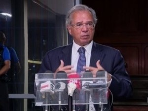 Guedes diz que é 'irresponsável' furar teto de gastos 'para fazer política, para ganhar eleição'