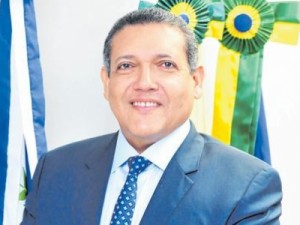 Indicado para o STF vira alvo de "dossiê"; Bolsonaro sai em defesa